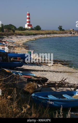 Bateaux et phare sur la côte de la mer Noire à Balchik, Bulgarie Banque D'Images