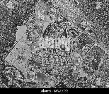 Vue satellite de reconnaissance déclassifiés, prises par la Central Intelligence Agency (CIA) Keyhole (AKA Corona ou satellite-espion Discoverer) de l'Université de Stanford et d'une partie de l'avenue University, à la Silicon Valley ville de Palo Alto, Californie, septembre 1984. Banque D'Images