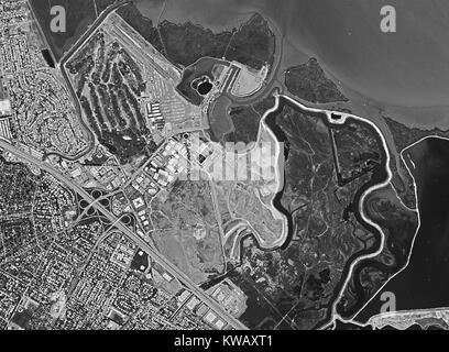 Vue satellite de reconnaissance déclassifiés, prises par la Central Intelligence Agency (CIA) Keyhole (AKA Corona ou découvreur) satellite-espion de Palo Alto et de l'aéroport le Palo Alto Golf dans la Silicon Valley ville de Palo Alto, Californie, septembre 1984. Banque D'Images