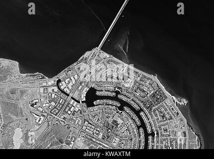 Vue satellite de reconnaissance déclassifiés, prises par la Central Intelligence Agency (CIA) Keyhole (AKA Corona ou découvreur) spy satellite de la Silicon Valley ville de Foster City, Californie, dont une partie de la San Mateo bridge et le terrain qui allait devenir le siège social de Gilead Sciences, septembre 1984. Banque D'Images