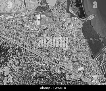 Vue satellite de reconnaissance déclassifiés, prises par la Central Intelligence Agency (CIA) Keyhole (AKA Corona ou découvreur) satellite-espion du Palo Alto dans la Silicon Valley ville de Palo Alto, Californie, septembre 1984. Banque D'Images