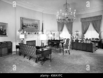 Le président Harry S. Truman de étude dans la deuxième étage salle ovale, Washington, D.C, le 29 juillet 1952. Banque D'Images