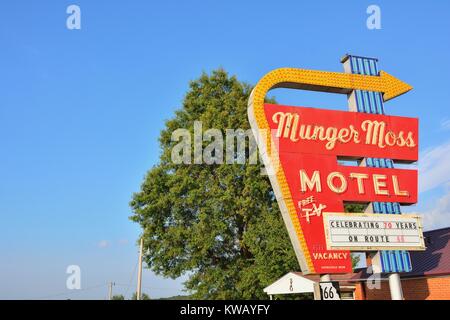 Liban, Missouri, USA - 18 juillet 2017 : Munger Moss Motel et vintage en néon sur l'historique Route 66 au Missouri. Banque D'Images