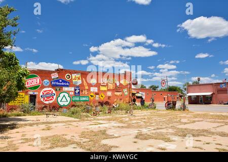 Erick, Oklahoma, USA - Le 20 juillet 2017 : Sandhills Curiosity Shop situé à Erick - le plus ancien bâtiment de la ville de marché de la viande. C'est une grande collection de Banque D'Images