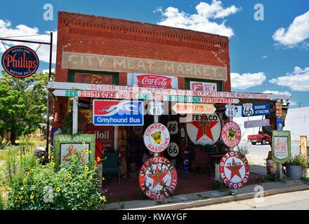 Erick, Oklahoma, USA - Le 20 juillet 2017 : Sandhills Curiosity Shop situé à Erick - le plus ancien bâtiment de la ville de marché de la viande. C'est une grande collection de Banque D'Images