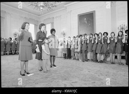 Rosalynn Carter (centre de la salle, milieu du dos) pose avec des représentants de la Girl Scouts of America, le 11 mars 1977. Banque D'Images