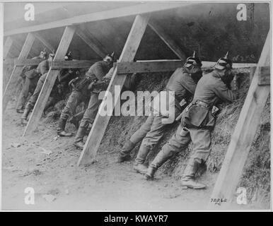 Sur la frontière belge lors des batailles de la Première Guerre mondiale, les soldats allemands en uniforme s'appuyer contre leurs tranchées solides et visent leurs armes sur les lignes ennemies, 1917. L'image de courtoisie des Archives nationales. Banque D'Images