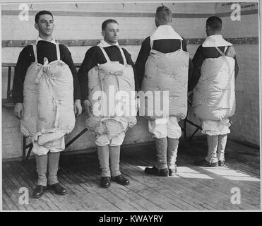 Les recrues de la marine US avec des matelas permanent lié à eux pour servir de gilets, de formation navale de Newport, Rhode Island, Avril, 1917. L'image de courtoisie des Archives nationales. Banque D'Images