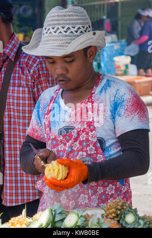 Vendeur de fruits de l'alimentation de rue préparer un ananas à la vente, Bangkok, Thaïlande Banque D'Images