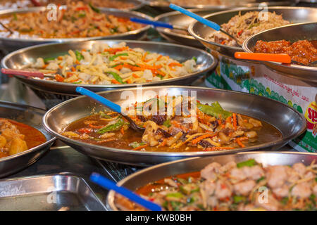 Les plateaux de nourriture thaïe sur un street food, Bangkok, Thaïlande Banque D'Images