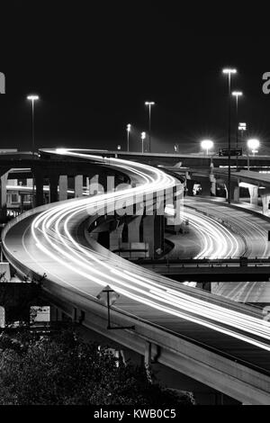 Une longue exposition d'intersection de l'autoroute dans la région de DFW, Texas Banque D'Images