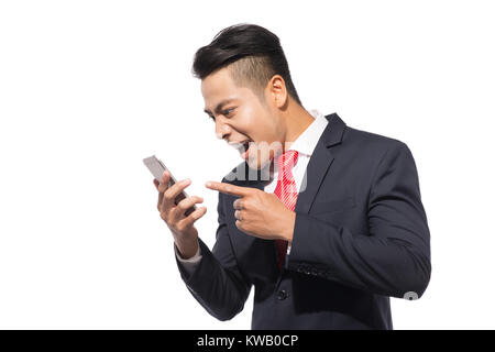 Angry businessman shouting sur smartphone, debout sur fond blanc Banque D'Images