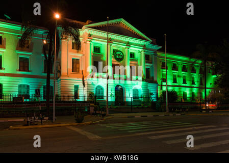 L'Hôtel de ville de Nairobi extérieur de l'immeuble le jour du Nouvel An qui est éclairé en couleur pour célébrer la nouvelle année, Nairobi, Kenya Banque D'Images