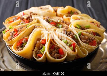 De délicieuses crêpes farcies de viande de boeuf, poivrons et oignons gros plan sur une table horizontale. Banque D'Images