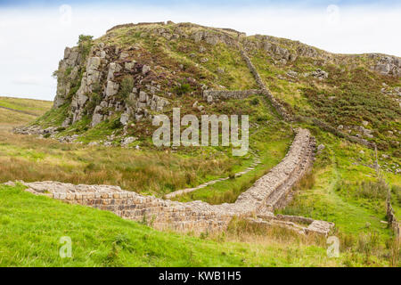 NORTHUMBERLAND, ANGLETERRE - 31 août 2012 : une section du mur d'Hadrien, dans la verdoyante campagne du Northumberland de l'Angleterre. Banque D'Images