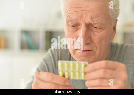 Personnes âgées mauvais homme avec pills in hand Banque D'Images