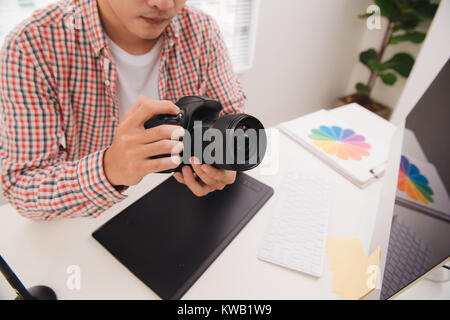 Photographe travaillant au bureau in modern office Banque D'Images