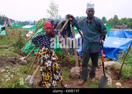 Cyuve, camp de réfugiés du Rwanda, de l'éruption du volcan Nyriragongo le 18 Jan 2002 dans les environs de Goma en RDC. Kalwazi Kalumba, 33 ans, et son frère Aruna Bisimwa, 34 ans, a été lancé à partir de leur chambre quand la lave est venu, et vu leur maison brûler. Ils veulent retourner à Goma, mais aura besoin d'aide car ils n'ont rien. Banque D'Images