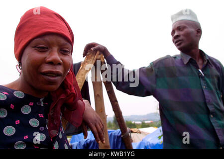 Cyuve, camp de réfugiés du Rwanda, de l'éruption du volcan Nyriragongo le 18 Jan 2002 dans les environs de Goma en RDC. Kalwazi Kalumba, 33 ans, et son frère Aruna Bisimwa, 34 ans, a été lancé à partir de leur chambre quand la lave est venu, et vu leur maison brûler. Ils veulent retourner à Goma, mais aura besoin d'aide car ils n'ont rien. Banque D'Images