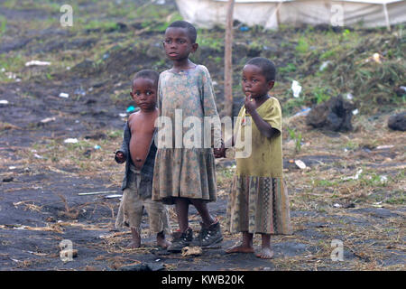 Goma. Cette jeune fille et son frère et sa sœur sur le bord d'une foule en attente de la distribution de produits non alimentaires. Quand le volcan Nyriragongo le 18 Jan 2002 La lave coulait dans Goma en République démocratique du Congo, détruisant un tiers de la ville, de nombreuses familles ont tout perdu. Banque D'Images