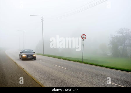 Deichstrasse Misty dans Kirchwerder, Hambourg, Allemagne, Europe, Neblige Deichstra ?e en Kirchwerder, Deutschland, Europa, dans Kirchwer Neblige Deichstrasse Banque D'Images