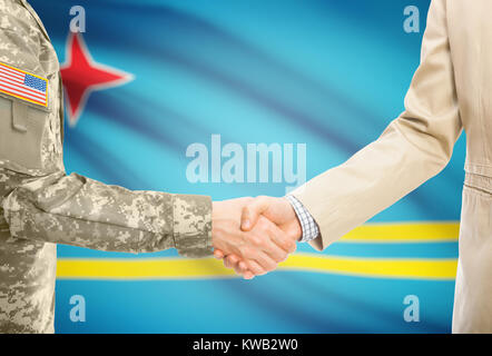 Soldat américain en uniforme et civils man shaking hands avec drapeau national adéquat sur l'arrière-plan - Aruba Banque D'Images