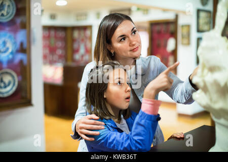 Mère et fille joyeuse au sujet de statues antiques dans museum Banque D'Images