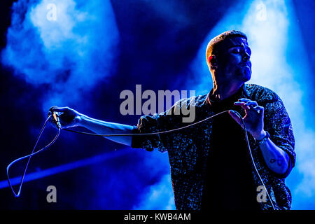 Le Danemark, Skanderborg - 11 août, 2017. Le chanteur, auteur-compositeur et musicien Alex Vargas effectue un concert live au cours de la fête de la musique SmukFest danoise en 2017. Banque D'Images