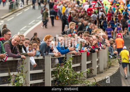 Regarder la foule Great North Run, Newcastle-upon-Tyne, Angleterre, RU, 2017. Banque D'Images