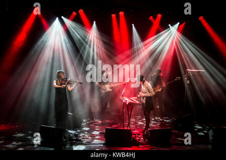 La renommée internationale chanteur, musicien et auteur-compositeur Majke Voss Romme est mieux connu sous son nom de scène Broken Twin. Ici, elle effectue un concert live au Danish Music Awards 2015 de la critique, Steppeulven à Brême, à Copenhague. Le Danemark, 24/01 2015. Banque D'Images