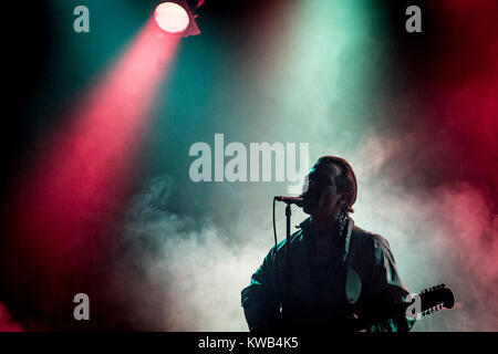 Le groupe danois Choeur de jeunes croyants effectue un concert live à Forbraendingen à Copenhague. Ici singer, fondateur de la bande et multi-instrumentaliste Jannis Noya Makrigiannis vu sur scène. Le Danemark, 14/05 2016. Banque D'Images