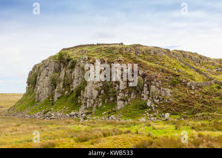 NORTHUMBERLAND, ANGLETERRE - 31 août 2012 : les randonneurs à la découverte d'une section du mur d'Hadrien, dans la verdoyante campagne du Northumberland de l'Angleterre. Banque D'Images