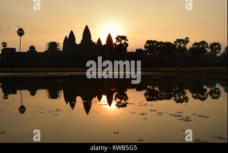 Angkor Wat temple antique ruines d'ossature et de l'eau lever du soleil reflété sur l'étang, Cambodge Banque D'Images