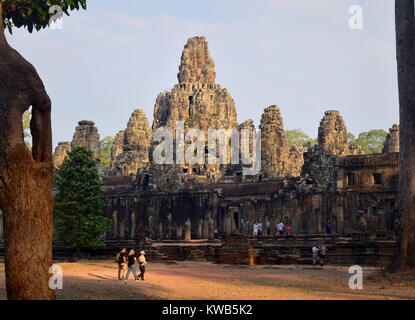 Bayon temple bouddhiste face pierre ancienne tours, Angkor Thom, au Cambodge Banque D'Images