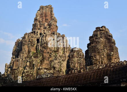 Bayon temple bouddhiste face pierre ancienne tours, Angkor Thom, au Cambodge Banque D'Images