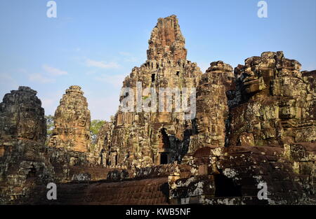 Bayon temple bouddhiste face pierre ancienne tours, Angkor Thom, au Cambodge Banque D'Images