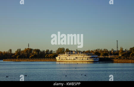 Vyborg, Russie - Oct 5, 2016. Un ferry touristique sur le lac au centre-ville à Vyborg, Russie. A 174km au nord-ouest de Vyborg de Saint-Pétersbourg, et seulement 30km Banque D'Images