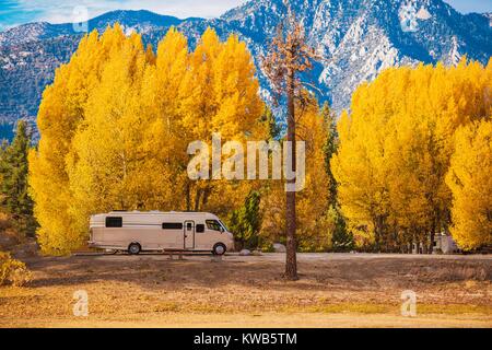 Camping RV dans les montagnes de la Californie. Diesel de catégorie A et à la superbe-car le feuillage de l'automne. Camping dans le style. Banque D'Images