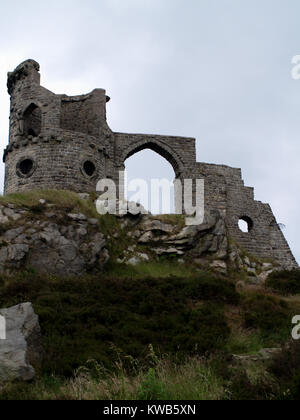 Mow Cop château, une folie en ruine construit comme un pavillon par Randle Wilbraham l sur la frontière Cheshire, Staffordshire en Angleterre Banque D'Images