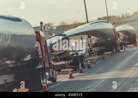 Les aubes de turbine de vent de l'expédition. Convoi de camions avec des éléments d'éoliennes. Banque D'Images