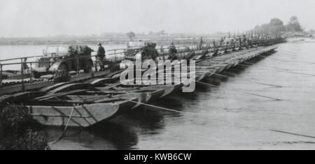 La Division allemande Falke traversant la rivière Bug dans l'avance nazie sur Kiev. En Ukraine, l'Union soviétique, en septembre 1941, pendant la Deuxième Guerre mondiale. (BSLOC 2014 8 11) Banque D'Images