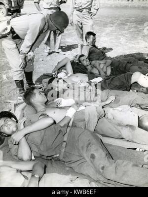 Le général George Patton parler aux hommes en 1943 pendant la Deuxième Guerre mondiale. L'emplacement est soit l'Afrique du Nord ou de l'Italie pendant la Deuxième Guerre mondiale. (BSLOC 2014 8 128) Banque D'Images