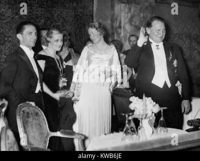 Joseph et Magda Goebbels avec Emmy et Hermann Goering à la presse Ball. En tant que femmes de la deuxième et troisième plus importants des Nazis allemands, ils semblait souvent à des cérémonies officielles. Berlin, Allemagne, 1939. (BSLOC 2014 8 175) Banque D'Images