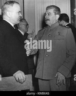 Joseph Staline parle avec son ministre des Affaires étrangères Molotov lors de la Conférence de Yalta, en Crimée. 4-11 février 1945. La Seconde Guerre mondiale 2. (BSLOC 2014 8 183) Banque D'Images