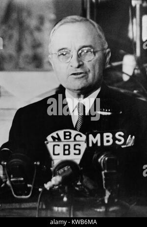 Le président Harry Truman aborder une session conjointe du Congrès à Washington, le 16 avril 1945. Truman devient Président quatre jours après la mort soudaine de Franklin Roosevelt. La Seconde Guerre mondiale 2. (BSLOC 2014 8 196) Banque D'Images