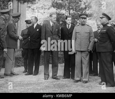 Les dirigeants des pays alliés et les délégués à la Conférence de Téhéran. 31/12/1943. L'extérieur de l'ambassade de Russie, L-R : Le général George Marshall se serrer la main avec l'Ambassadeur Archibald Clark Keer, Joseph Staline, le ministre des Affaires étrangères, Viatcheslav Molotov, Kliment Vorochilov générale. La Seconde Guerre mondiale 2. (BSLOC 2014 8 200) Banque D'Images