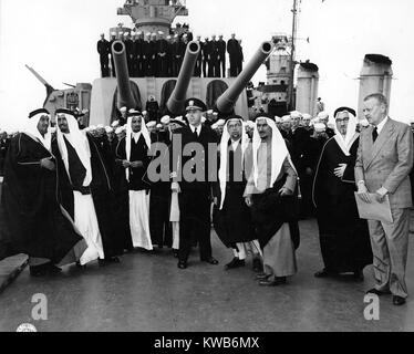 L'Arabie Saoudite, à l'entourage du roi Ibn Saoud, à bord de l'USS Quincy. Le roi se réunira avec le RAD sur le navire en grand lac Amer, de l'Égypte. 14 février, 1945. La Seconde Guerre mondiale 2. (BSLOC 2014 8 203) Banque D'Images