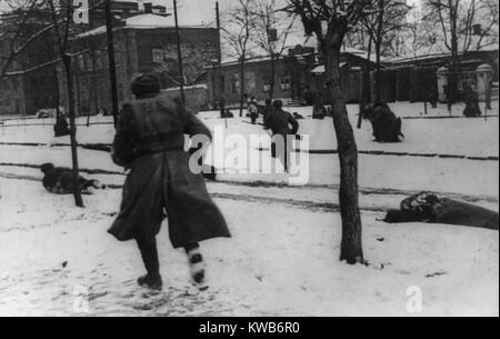 (Soviétique russe) soldats engagés dans la chasse aux traînards allemands à Rostov-sur-Don, en Russie. Au cours d'une retraite allemande en novembre 1941, les Soviétiques ont poussé les Nazis à l'extérieur de la ville, la réalisation de la première grande retraite allemande de la guerre mondiale 2, et le licenciement par Hitler du Général Gerd von Rundstedt. (BSLOC 2014 8 25) Banque D'Images