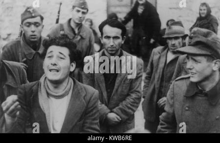 Russe (soviétique) civils arrêtés par l'allemand en tant que partisans en 1944. Légende de la photo allemande les décrit comme 'bandits capturés qui protestaient de leur innocence". La Seconde Guerre mondiale 2. (BSLOC 2014 8 32) Banque D'Images