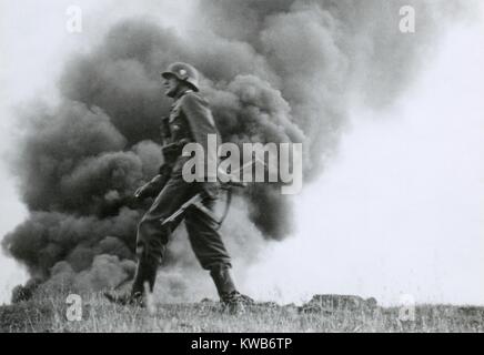 Officier allemand de troupes d'assaut durant l'invasion nazie de l'Union Soviétique (Russie), à l'été 1941, le soldat géant dans un contexte de bâtiments en feu, pendant la Deuxième Guerre mondiale. (BSLOC 2014 8 5) Banque D'Images